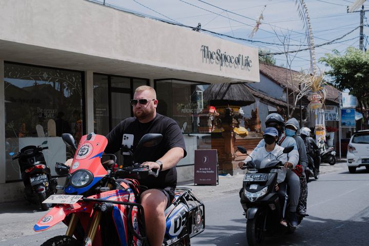 Bali wil toeristen verbieden een motor te huren en zelf te rijden