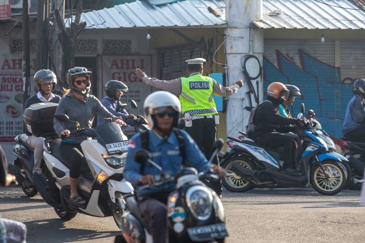 Vier Russen en twee Polen op Bali het land uitgezet.