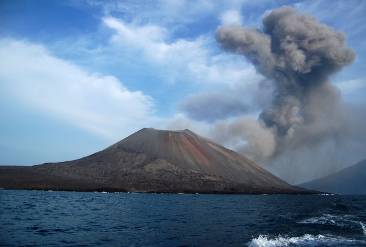 Vulkaan Anak Krakatau barst in korte tijd twee keer uit